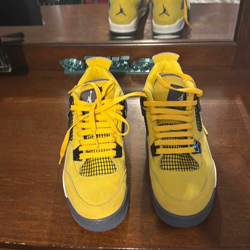 Authentic 
Air Jordan 4 Retro 'Lightning' 2021